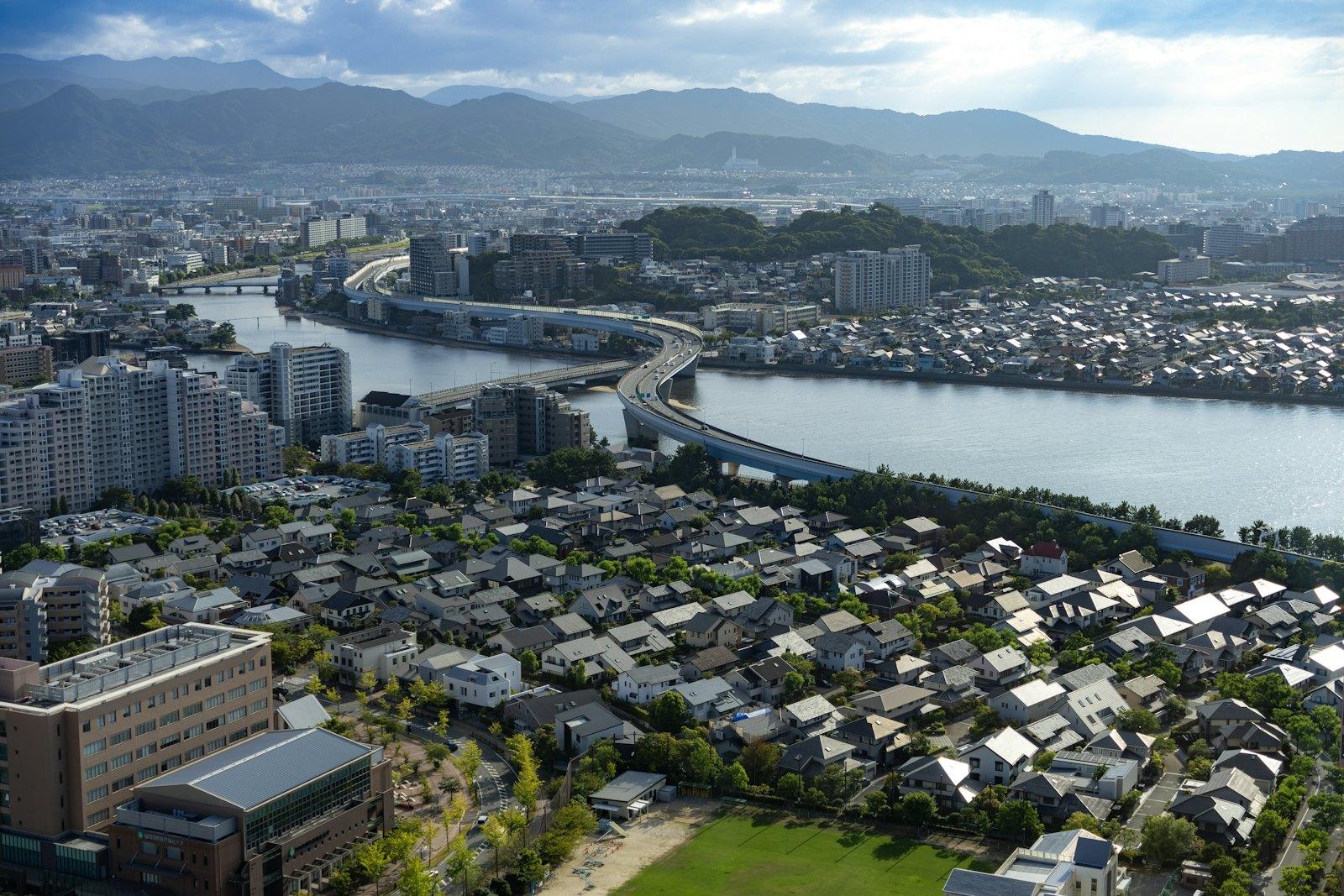川沿いに広がる住宅地の空撮（イメージ）